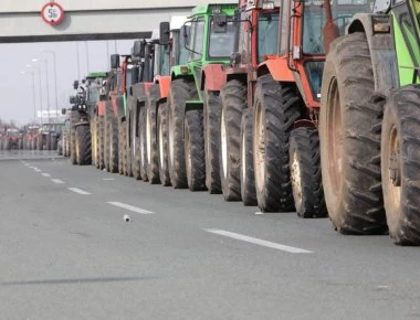 Φεύγουν σιγά σιγά οι αγρότες μετά τον δίωρο αποκλεισμό στα Τέμπη